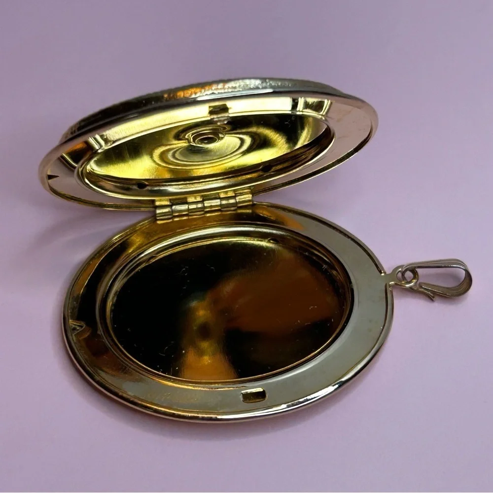 Vintage 70’s Victorian Style Gold Tone Locket Pendant